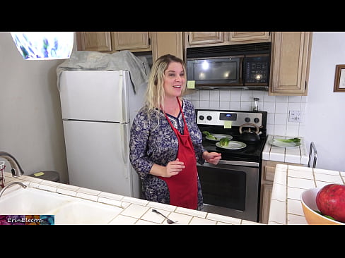 ❤️ Ibu tiri memerah susunya di dapur sebelum tarikhnya ❤️❌ Video persetan pada kami ❌❤